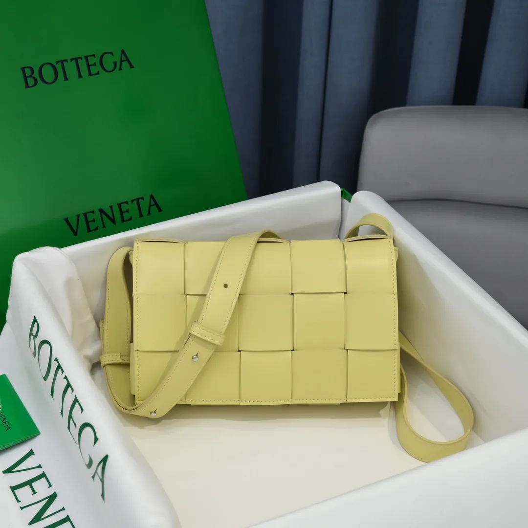 Batch 1420 Real shots 👇BV Cassette’s trendy design is earth-shakingly beautiful. The handsome style with flamboyant personality has completely changed the dull style of the past. Beauty is a topic that women can never refuse. Walking on the streets of Milan, you can see her figure everywhere. It is called tofu bag, original sheepskin: the key point is that it can be controlled by both men and women, and has become a big celebrity in the fashion circle. Size 23*15*5 [6687#] Ice cream
